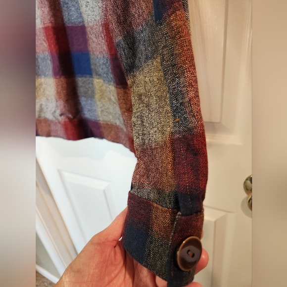 CABI SIZE Medium full zip jacket. Perfect fall jacket, embellished in pearls. - Picture 6 of 8